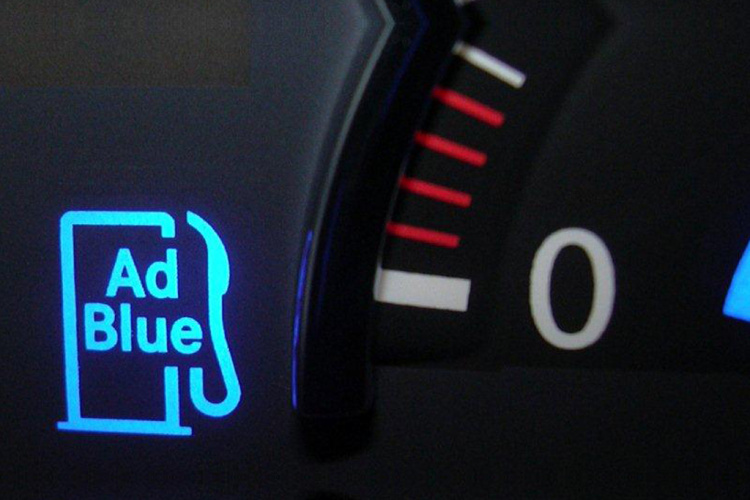 Voyant AdBlue allumé sur un tableau de bord